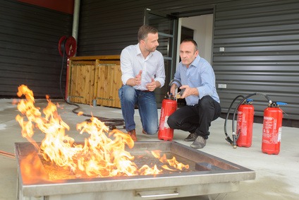 Fire safety training - practising with an extinguisher - Alpha Secourisme