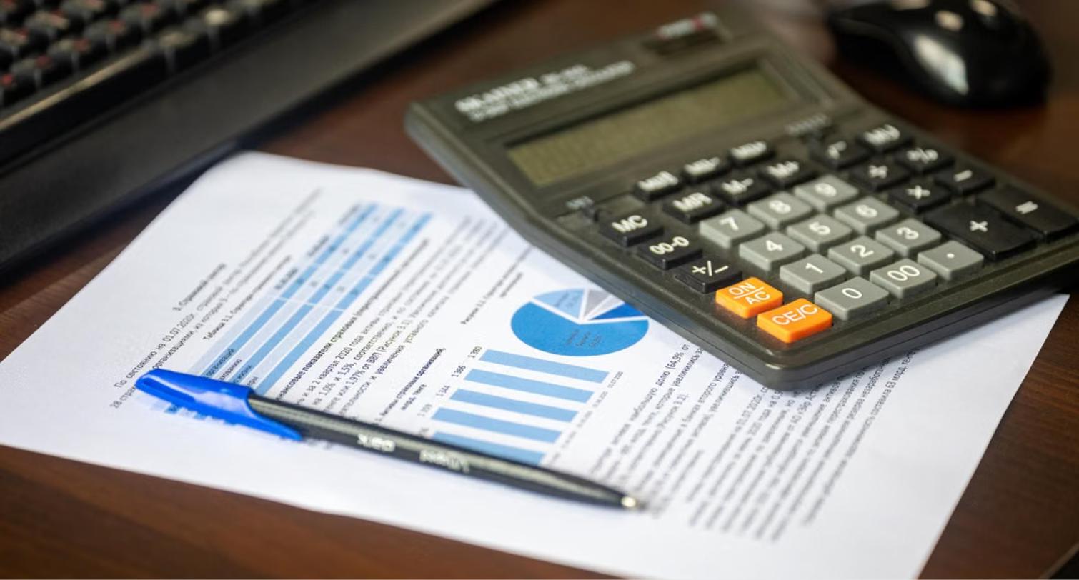 Calculatrice et documents financiers pour financer sa formation