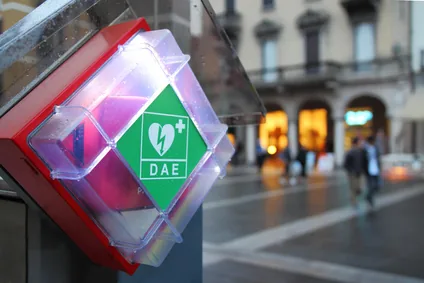Boîtier de défibrillateur DAE signalé dans une rue