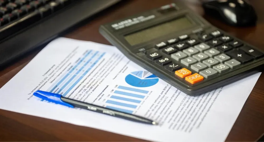 Calculatrice et documents financiers pour financer sa formation