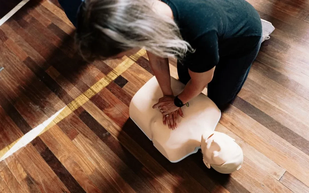 Salariée s’entraînant au massage cardiaque sur un mannequin lors d’une sensibilisation aux gestes qui sauvent